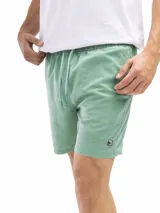 Short de baño rosado con estampado de rombos, cintura elastizada con cordón ajustable, bolsillos laterales y trasero.