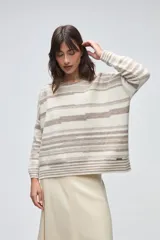 Buzo de tejido de punto con diseño de rayas horizontales en tonos beige y blanco, cuello redondo, hombros caídos y mangas largas.