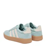 Championes urbanos Adidas modelo Barreda, color verde agua con las icónicas tres tiras laterales en color crema. Presentan un diseño inspirado en el tenis con puntera estilo T-Toe, confeccionados en una combinación de gamuza y cuero sintético, con suela cupsole de goma en color caramelo.