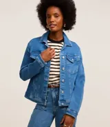 Campera de jean azul con cuello inglés, abotonado delantero, bolsillos con solapa y manga larga.