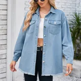 Campera tipo sobrecamisa de denim en tono azul claro, con corte oversize, cuello italiano, cierre frontal con botones metálicos, bolsillos frontales con solapa y ruedo con detalle desflecado.