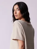 Remera color beige de modal suave, marca Cable & Gauge, con cuello redondo y mangas cortas.