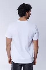 Remera blanca de manga corta con estampado frontal de Star Wars The Mandalorian con la imagen de Grogu y texto descriptivo.