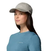 Gorra Columbia Provisions Ball de color gris claro, confeccionada en algodón, con diseño clásico de seis paneles, visera curva y cierre posterior ajustable. Cuenta con el logotipo de la marca bordado en el frente y un pequeño detalle bordado en el lateral.
