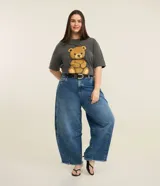 Pantalón de jean azul de corte barrel, con pences delanteros, cintura con trabillas, cierre tradicional y terminación deshilachada.