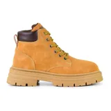 Bota casual color ocre, de caña baja, con cordones amarillos y suela track.