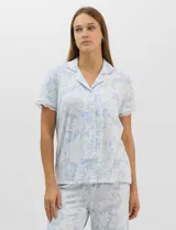 Conjunto de pijama de tres piezas en color celeste con estampado floral blanco y detalles de puntilla de encaje. Incluye una musculosa de breteles finos con escote en V, un capri con cintura elástica y cordón ajustable, y una camisa a juego.