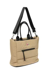 Bolso tipo tote bag color negro, con diseño acolchado y asas de mano. Incluye una correa ajustable y desmontable para llevar al hombro o cruzado. Cuenta con un bolsillo frontal con cierre y un compartimento principal también con cierre.