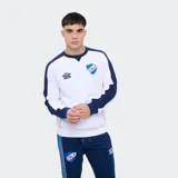 Buzo deportivo Umbro del Club Nacional de Football, color blanco con mangas y detalles en azul marino y rojo. Presenta cuello redondo, el logo de Umbro y el escudo del club bordados en el pecho.