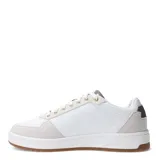 Championes Puma Court Classic Lux SD de estilo urbano inspirado en el tenis. Presentan una silueta de corte bajo en color blanco con detalles en gamuza gris claro en la puntera y el talón, y suela de goma color caramelo. Incluyen el logo de la marca en dorado en el lateral y la lengüeta.
