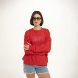 Buzo rojo de corte holgado con cuello redondo y estampado frontal con la inscripción "Pulau Dept. Since 2021" en color rosa.