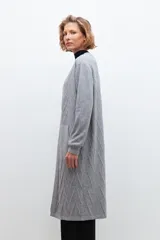 Ruana larga gris melange con estructura zig-zag.