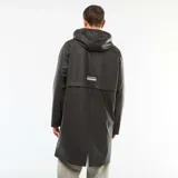 Parka larga negra con capucha y efecto cascada, de material sintético impermeable.