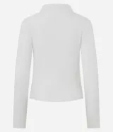 Cardigan de punto color blanco, con cuello camisero, cierre frontal de botones pequeños dorados, mangas largas y ruedo evasé con corte acinturado.