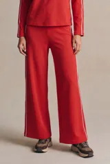 Pantalón wide leg de algodón color rojo, con textura sutil en la tela y una línea blanca lateral en cada pierna.