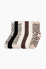Pack de siete pares de medias de caña media con diferentes diseños: animal print en tonos beige y marrón, negro liso y blanco liso.