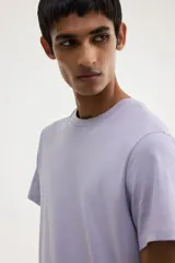 Remera de cuello redondo y manga corta, confeccionada en punto de algodón liviano con diseño liso y corte estándar.