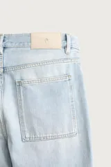Jeans de corte recto y tiro medio color celeste claro, estilo loose cropped con efecto lavado y cinco bolsillos.