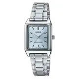 Reloj de pulsera Casio con caja rectangular de acero inoxidable y malla de eslabones plateada. Presenta una esfera celeste con índices lineales y movimiento de cuarzo.