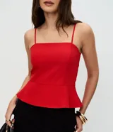 Blusa peplum de sastrería confeccionada en twill, color rojo, con escote cuadrado, tirantes finos y cierre con cremallera en la espalda.