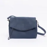 Bandolera de diseño estructurado en color azul, con solapa frontal que incorpora un cierre metálico decorativo y funcional. Cuenta con correa larga ajustable y herrajes en tono bronce.