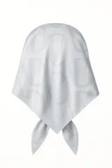 Pañuelo cuadrado de satén blanco con monograma en tono gris claro.
