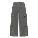 Jean cargo de mujer color gris desgastado, de corte recto y tiro alto, con múltiples bolsillos funcionales en los laterales y diseño utilitario.