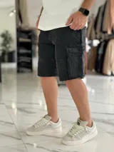 Bermuda cargo de jean color beige, con bolsillos laterales con solapa en las piernas y corte holgado.