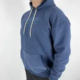 Canguro azul con capucha, corte oversize y estampado en el frente con la leyenda "Duxon Co." en letras mayúsculas, seguido de texto en japonés y la palabra "Tokyo".