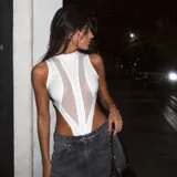 Body blanco sin mangas con cuello alto y paneles de malla transparentes que crean un diseño geométrico estilizado.
