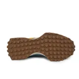 Championes New Balance 327 de hombre, con capellada de ante y malla en tonos azul y celeste, logo "N" en color mostaza y suela de goma marrón.