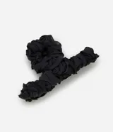 Pinza para el pelo con estructura de plástico revestida en tejido entrelazado negro.