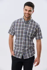 Camisa sport de manga corta con estampa a cuadros en tonos azules, blancos, grises y amarillos, cuello con botones y cierre frontal abotonado.