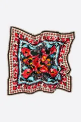 Pañuelo cuadrado de poliéster reciclado con un diseño colorido que combina flores grandes en tonos rojos, rosas y amarillos, bordes geométricos y detalles en celeste y verde oscuro.