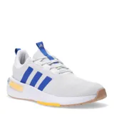 Championes deportivos Adidas modelo Racer TR23, confeccionados en tejido de malla color gris claro. Presentan las tres bandas laterales en color azul, lengüeta con tirador azul y logo de la marca, entresuela blanca con detalle de cápsula amarilla en el talón y suela de goma en tono marrón y amarillo.
