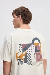 Remera oversize azul marino de algodón, con diseño amplio y gran estampa geométrica multicolor en la espalda de la marca Mistral.