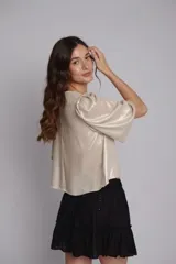 Blusa corta de lino foil color metalizado, con mangas acampanadas y escote delicado.