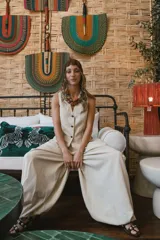 Pantalón negro de tiro alto y corte palazzo.