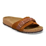 Sandalia tipo slide con plantilla anatómica de corcho y suela de goma. Presenta una banda ancha de gamuza con diseño trenzado y una hebilla metálica ajustable.