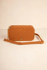 Bandolera color marrón con diseño acolchado en forma de espiga, doble compartimento con cierre y correa combinada de símil cuero y cadena dorada.