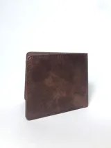 Billetera de hombre tamaño grande, confeccionada en poliuretano con acabado texturizado y logo de la marca grabado en la parte inferior.