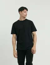 Remera de cuello redondo y manga corta, con corte clásico y ajuste cómodo.