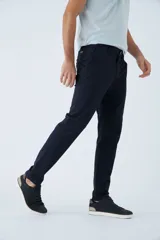 Pantalón chino negro de gabardina con corte slim y logo bordado.