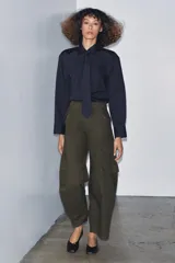 Pantalón cargo de tiro medio confeccionado en algodón, con diseño de pierna ancha, cintura con trabillas, bolsillos delanteros y bolsillos de plastrón con solapa en la pierna.