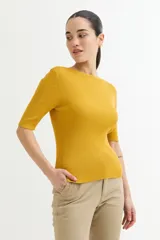 Sweater amarillo de tejido de punto acanalado, con cuello bote y mangas 3/4.