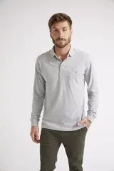 Remera polo de manga larga para hombre, confeccionada en algodón. Presenta un diseño de ajuste regular, con cuello clásico, cierre frontal con botones, bolsillo delantero con botón y logo bordado.