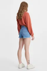 Short de jean de tiro alto con diseño de cinco bolsillos y ruedo deshilachado. Confeccionado en denim de lavado claro.