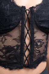 Top negro de encaje con breteles finos y escote corazón con cordones cruzados.