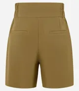 Bermuda roja de poliéster con cintura elástica, bolsillos laterales y cierre con cremallera y botones.