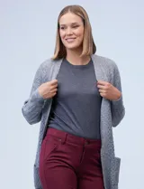 Cardigan largo tejido de punto color celeste, marca Elle, con bolsillos delanteros.